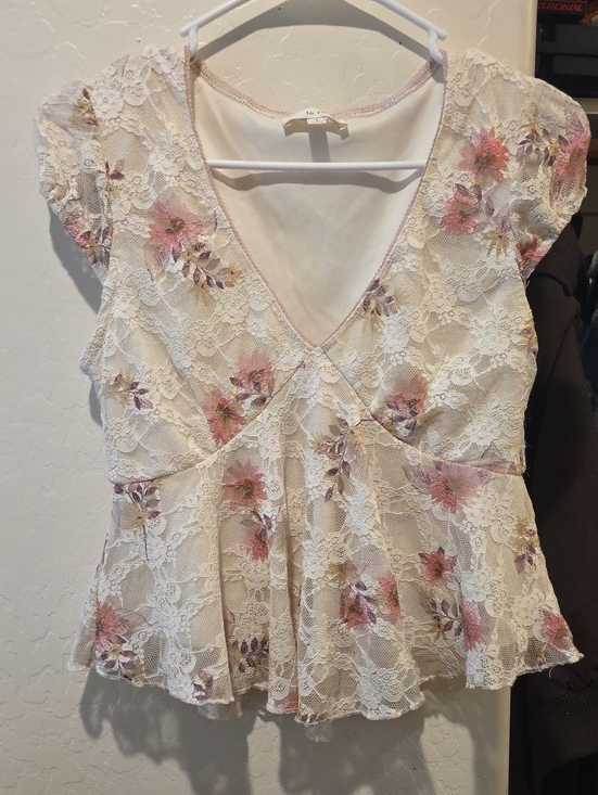 la peche Tops - Lace Floral Peplum V-Neck Blouse - Pink on Cream